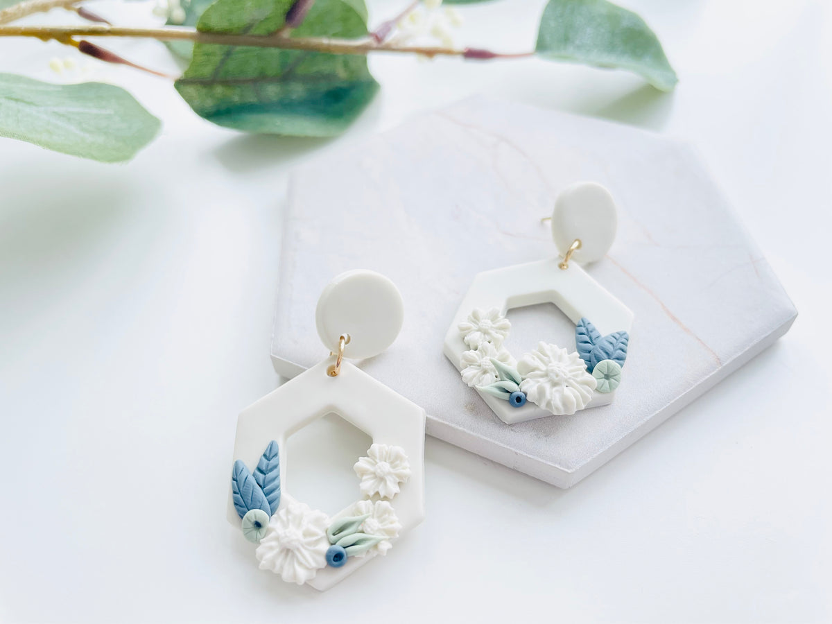 And my first post this year! A new pair of beautiful earrings with miniature  flowers. Composition: cream roses, lathyrus, blue anemone flowers. Air-dry  clay. : r/crafts